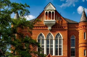 What’s The Difference Between A College & University?